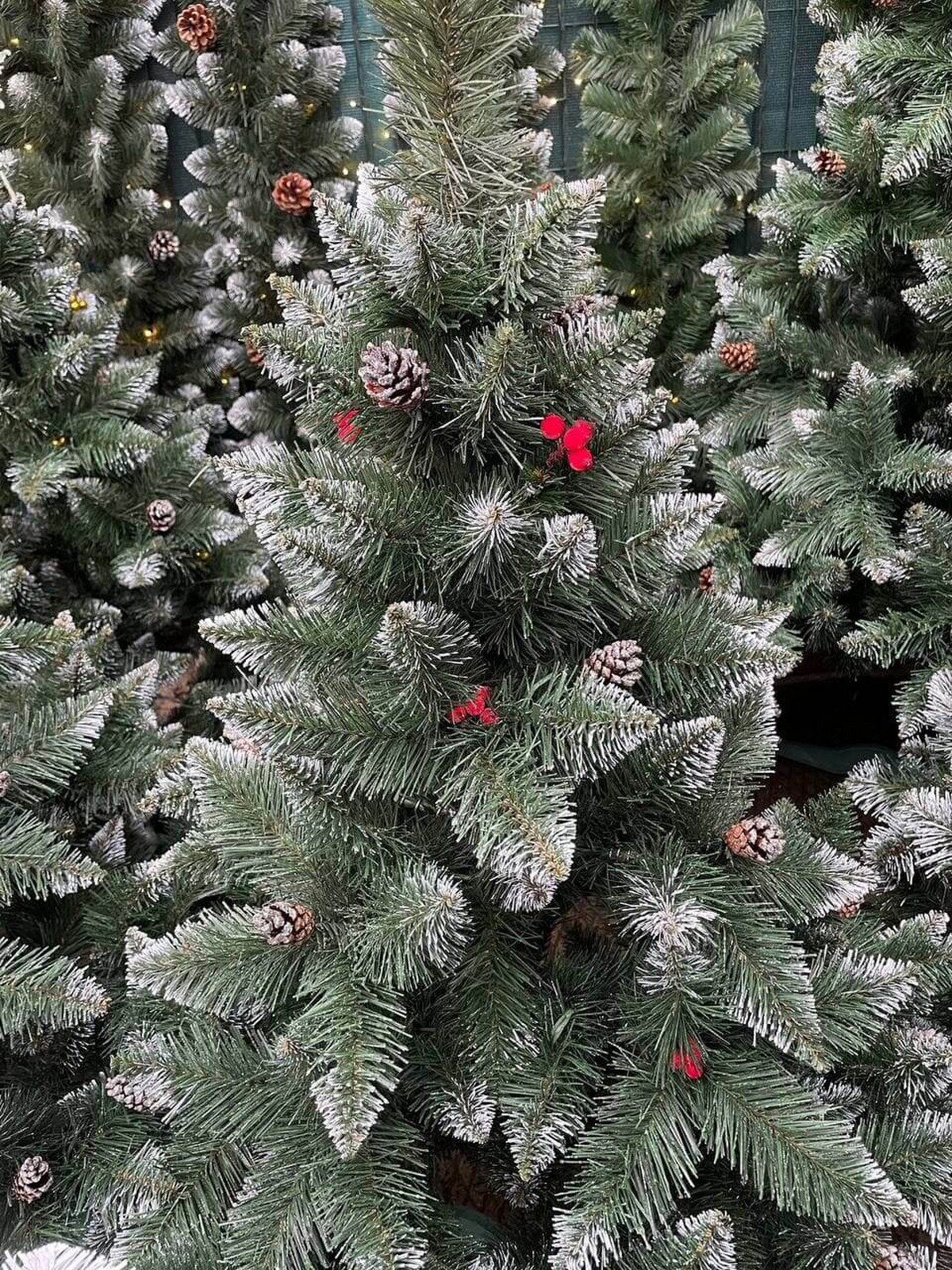 Искусственная Елка Лидия с ягодами и шишками 1,3 м