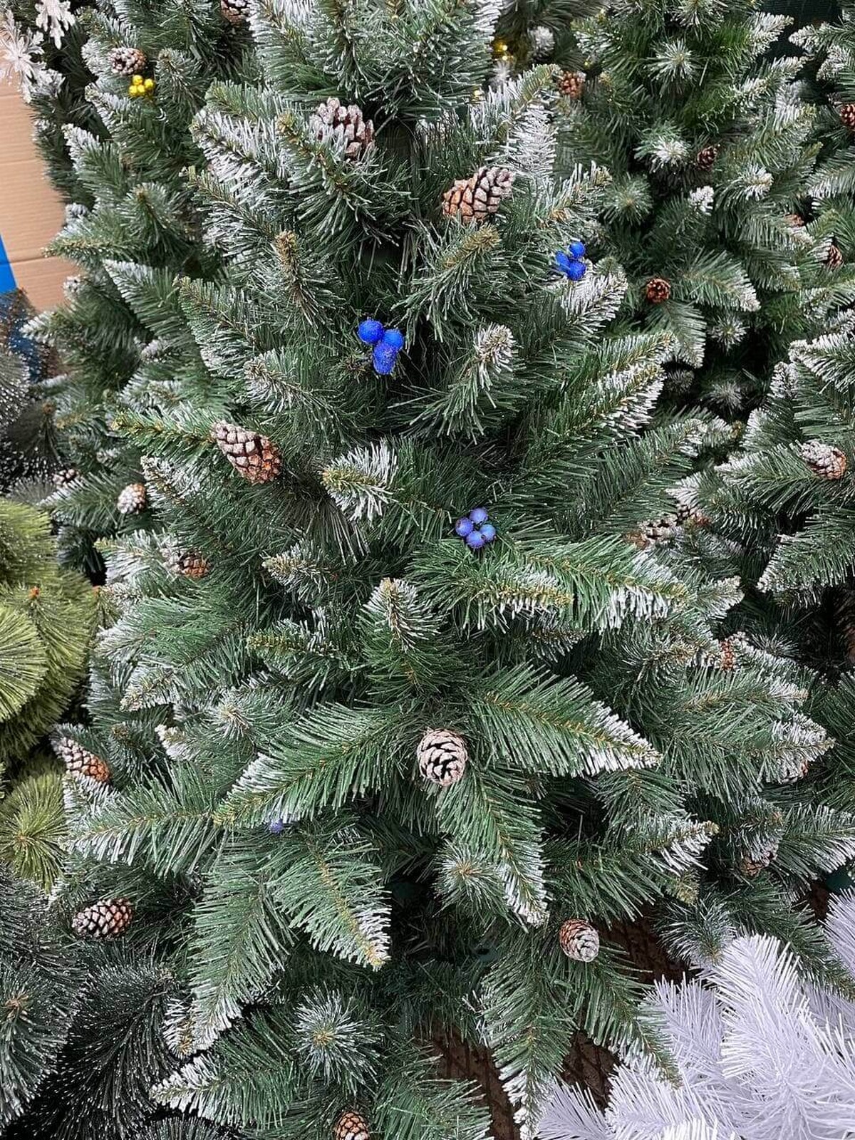 Штучна Ялинка Лідія з ягодами і шишками 2,5 м